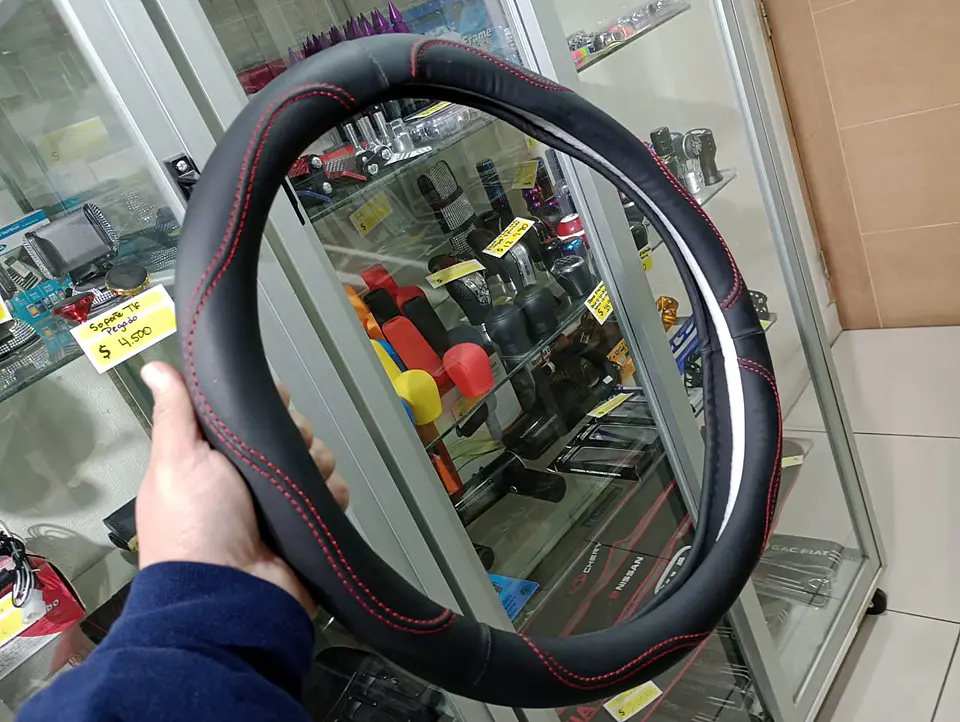 Forro cubre volante eco cuero negro, doble costura hilo rojo 3