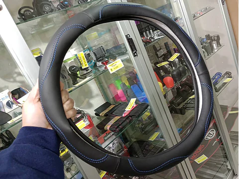 Forro cubre volante eco cuero negro, doble costura hilo azul