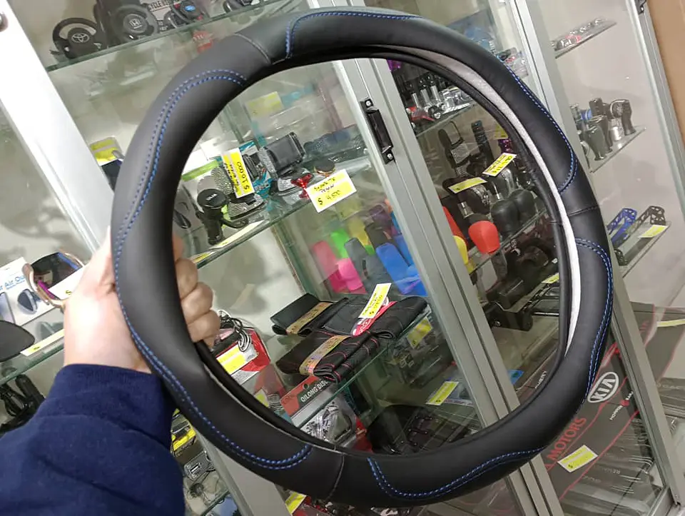 Forro cubre volante eco cuero negro, doble costura hilo azul 1