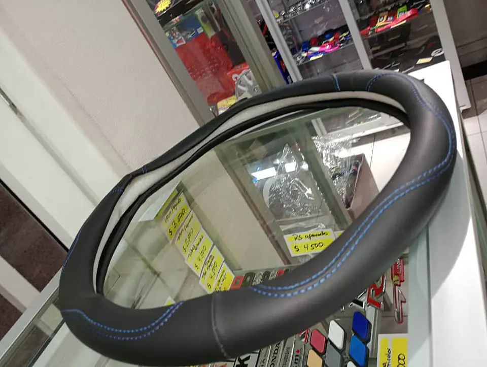 Forro cubre volante eco cuero negro, doble costura hilo azul 2