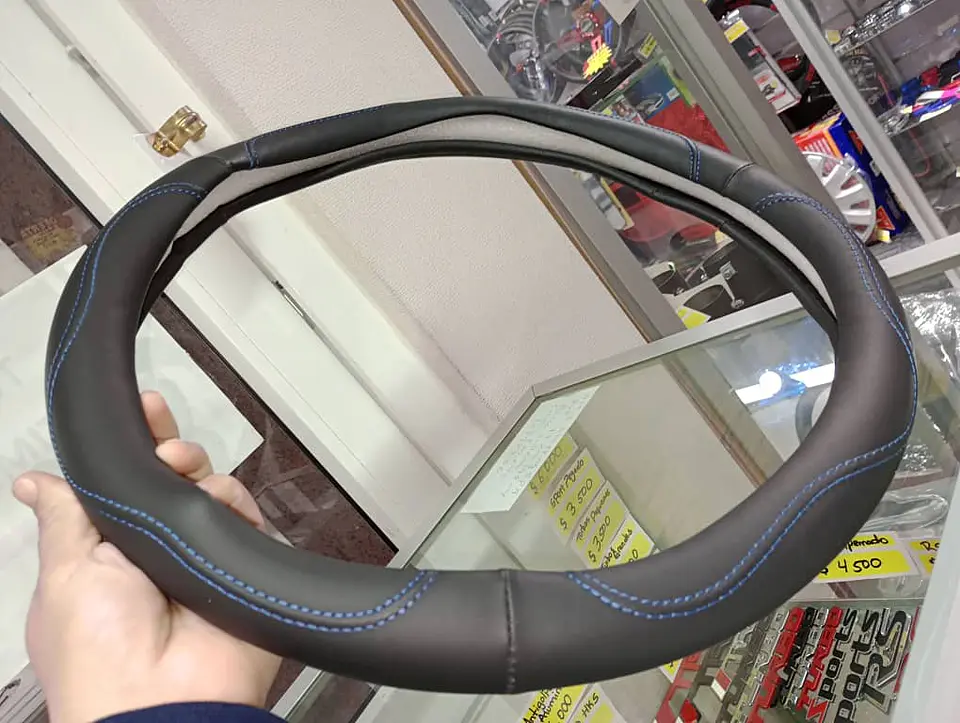 Forro cubre volante eco cuero negro, doble costura hilo azul 5