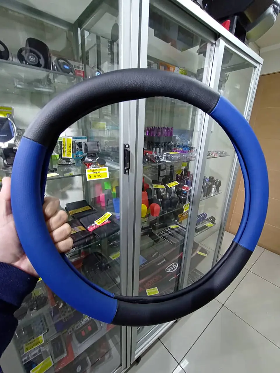 Forro cubre volante de autos negro y azul 3