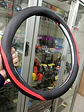 Forro cubre volante de autos negro con linea rojo - Miniatura 3