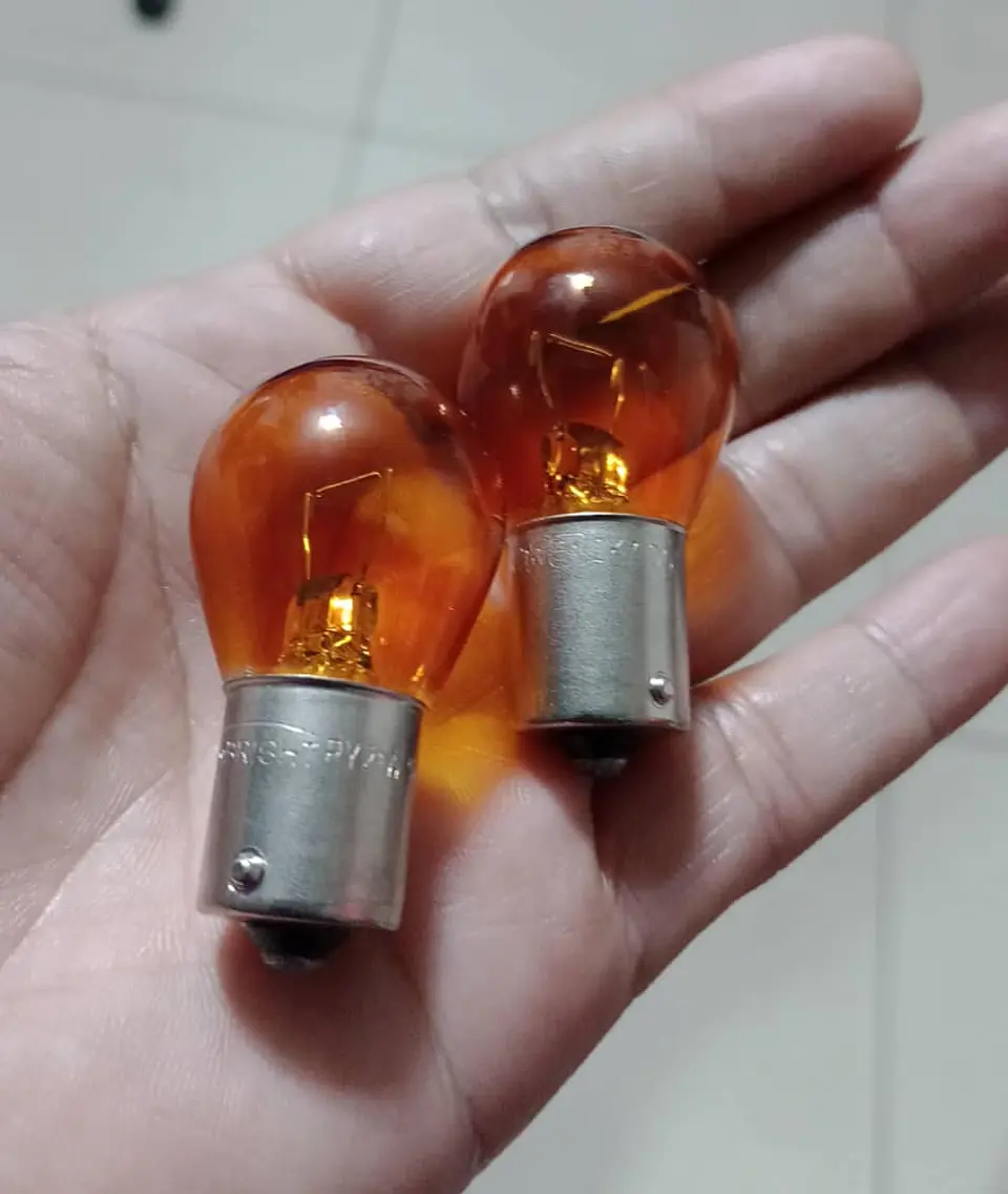 Par de ampolletas halógenas para autos 12v 21w 3200K Modelo 1 contacto 10
