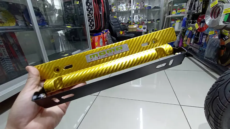 Porta placa patente fibra de carbono - amarillo dorado momo 2