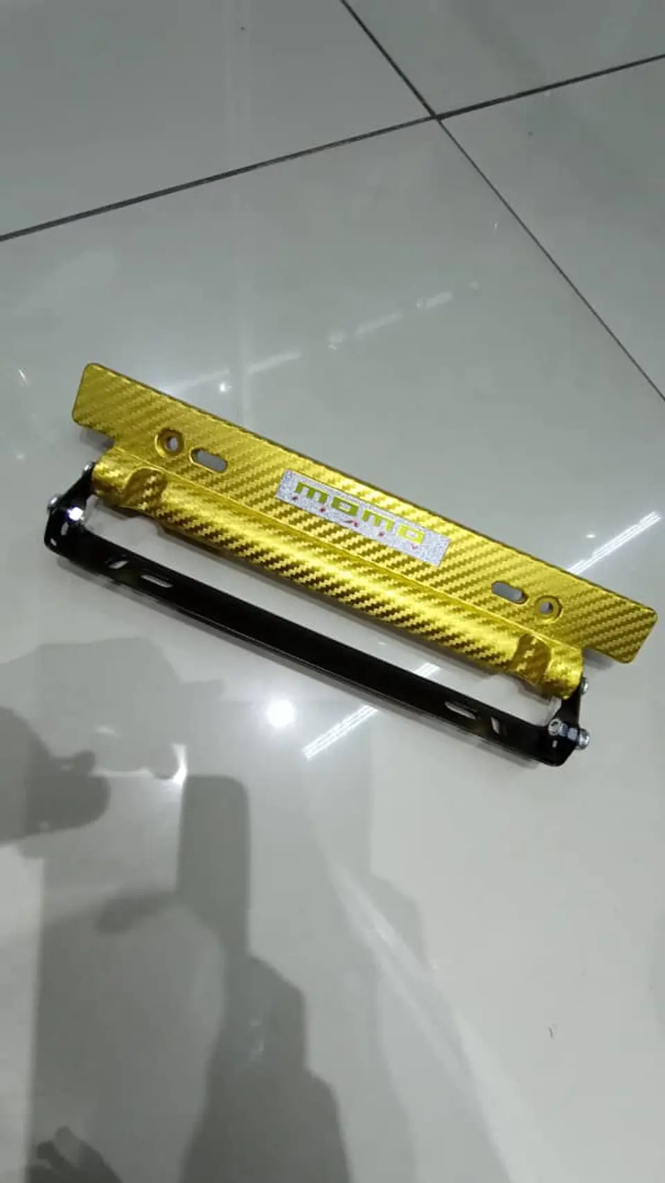 Porta placa patente fibra de carbono - amarillo dorado momo 3
