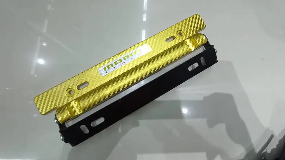 Porta placa patente fibra de carbono - amarillo dorado momo 4