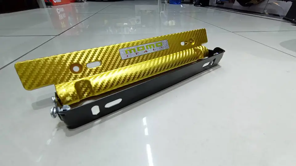 Porta placa patente fibra de carbono - amarillo dorado momo 5
