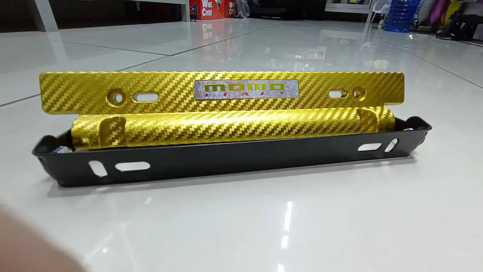 Porta placa patente fibra de carbono - amarillo dorado momo 6