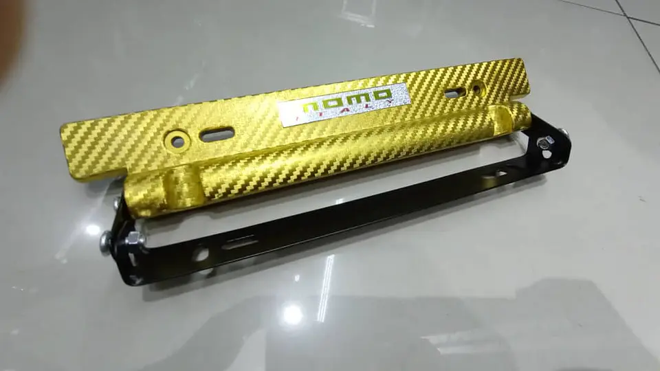 Porta placa patente fibra de carbono - amarillo dorado momo 7