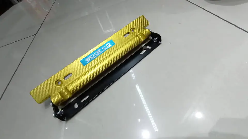 Porta placa patente fibra de carbono - amarillo dorado sparco 3