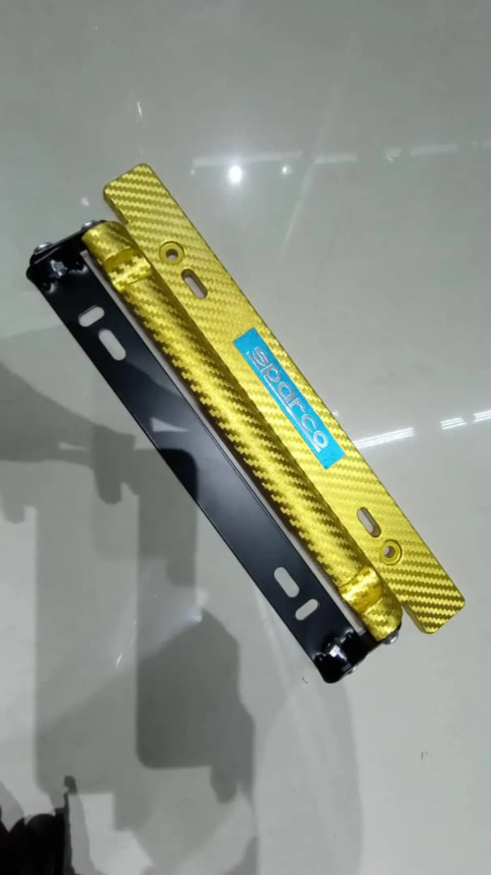 Porta placa patente fibra de carbono - amarillo dorado sparco 4