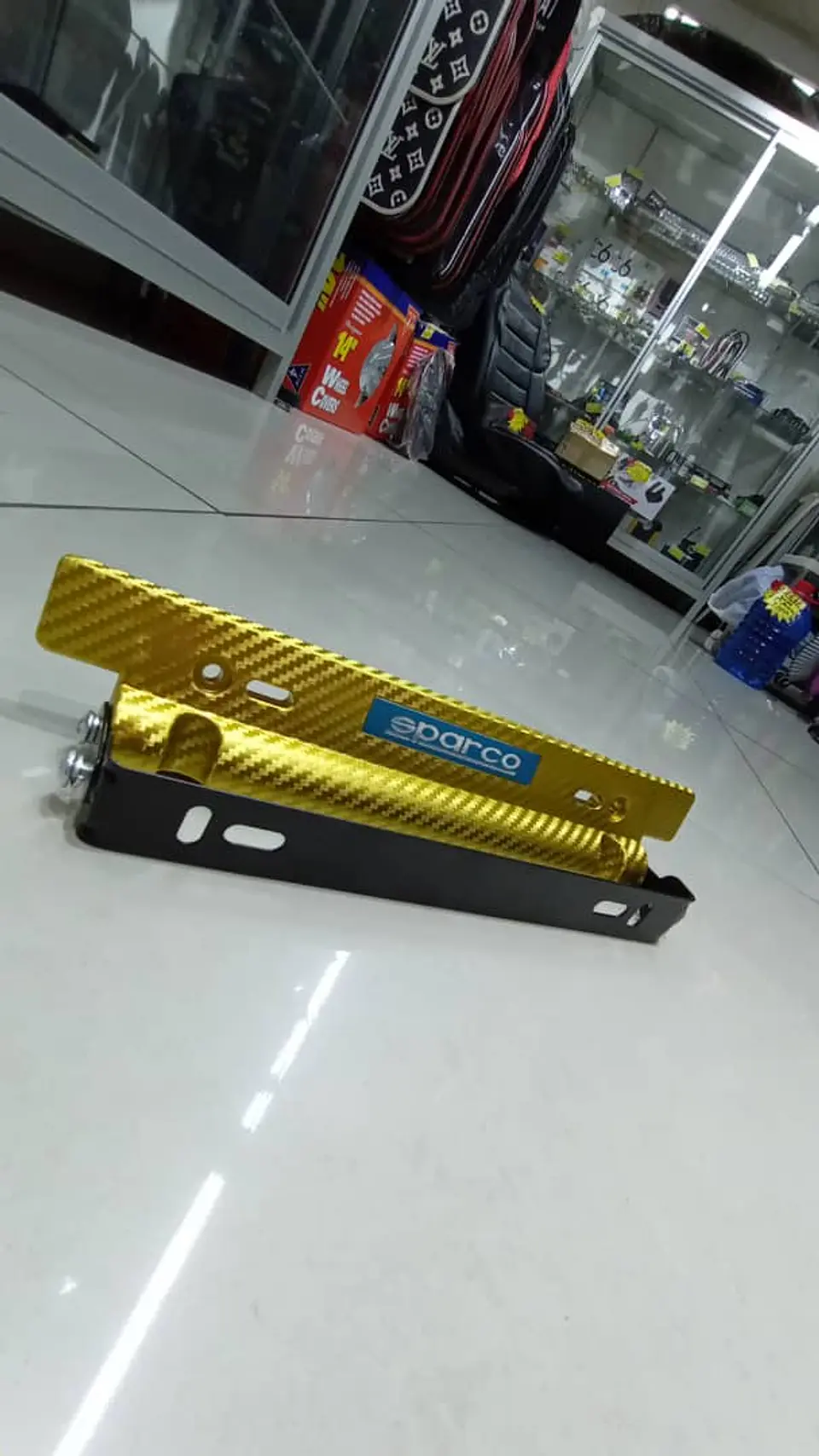 Porta placa patente fibra de carbono - amarillo dorado sparco 6