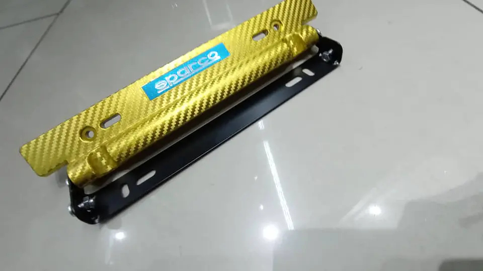 Porta placa patente fibra de carbono - amarillo dorado sparco 8
