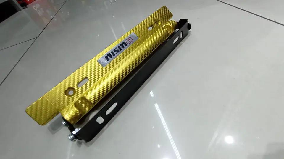 Porta placa patente fibra de carbono - amarillo dorado marca nismo 4