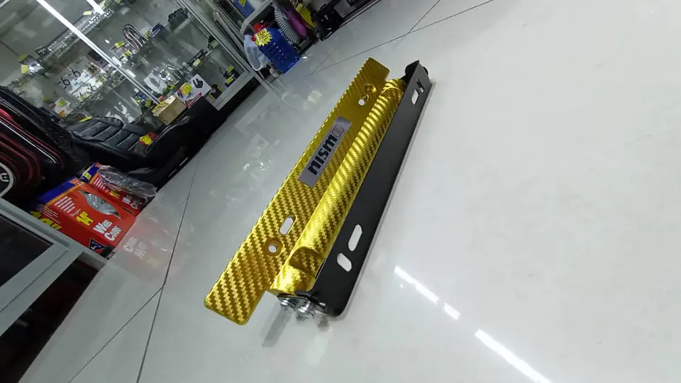 Porta placa patente fibra de carbono - amarillo dorado marca nismo 5