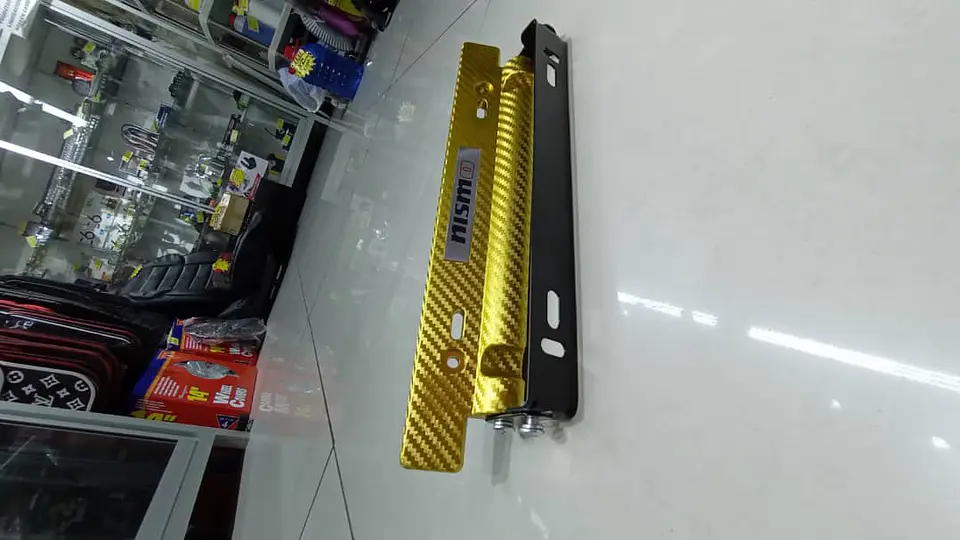 Porta placa patente fibra de carbono - amarillo dorado marca nismo 6