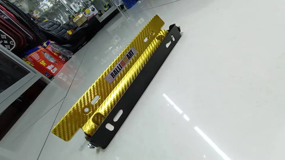 Porta placa patente fibra de carbono - amarillo dorado ralli art 2