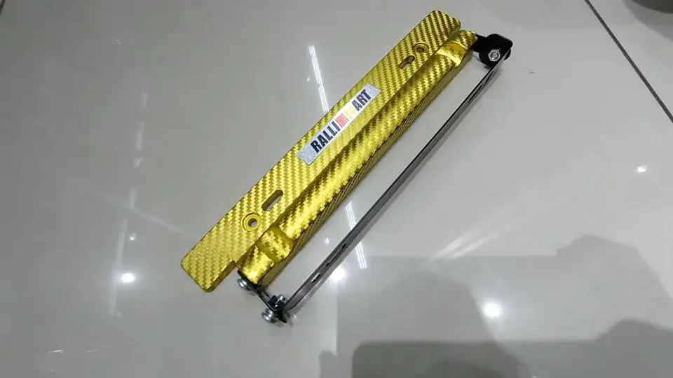 Porta placa patente fibra de carbono - amarillo dorado ralli art 3