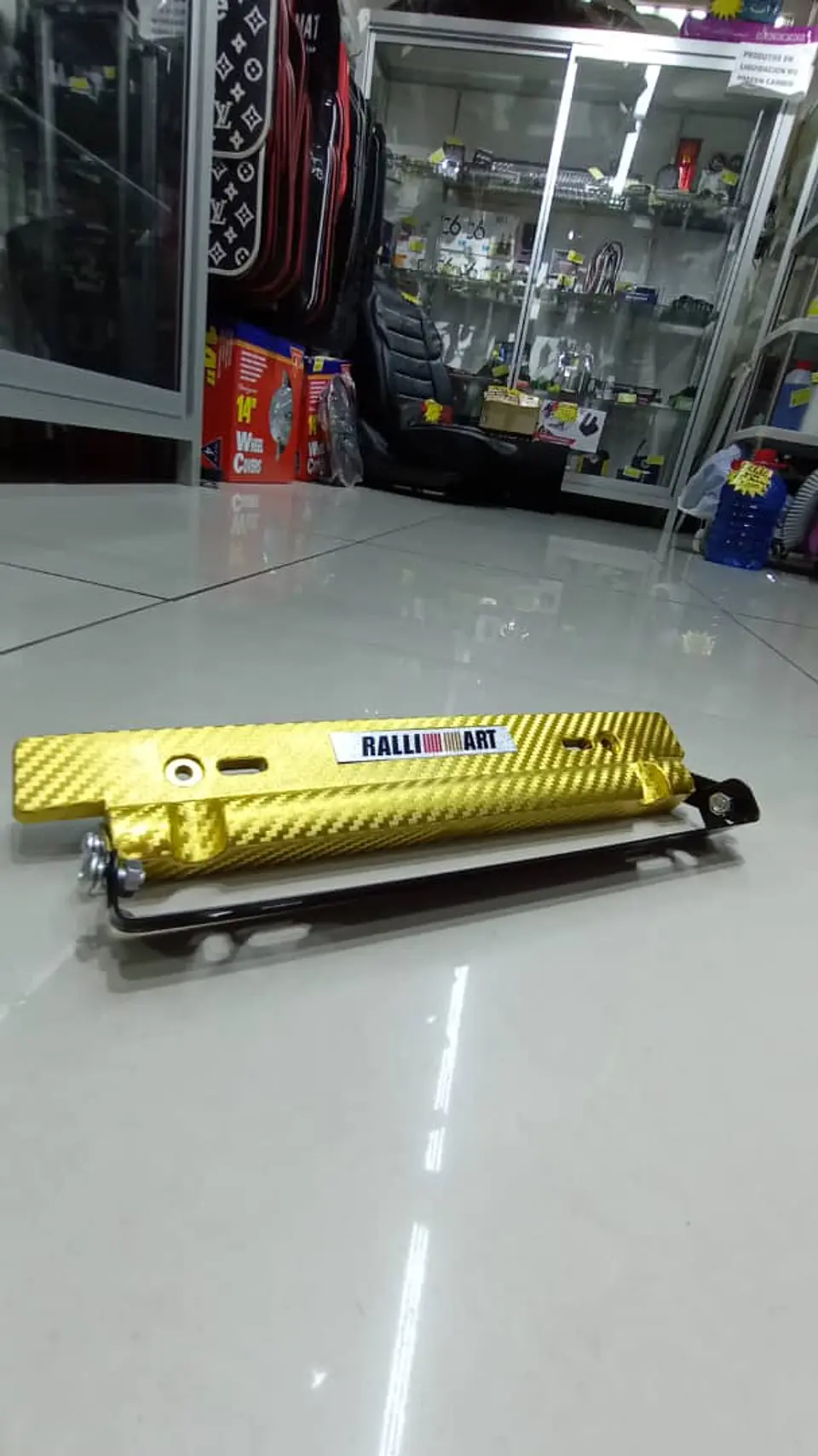 Porta placa patente fibra de carbono - amarillo dorado ralli art 5