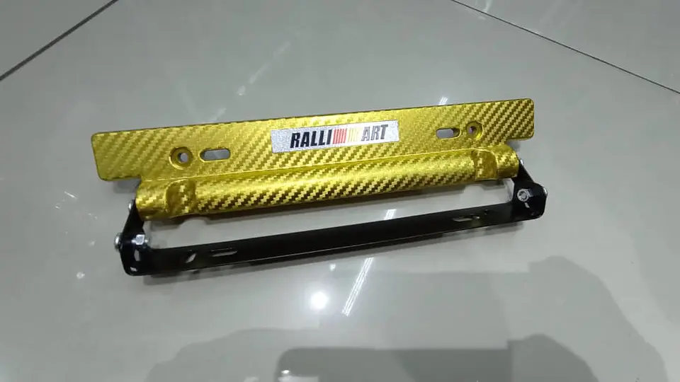 Porta placa patente fibra de carbono - amarillo dorado ralli art 6