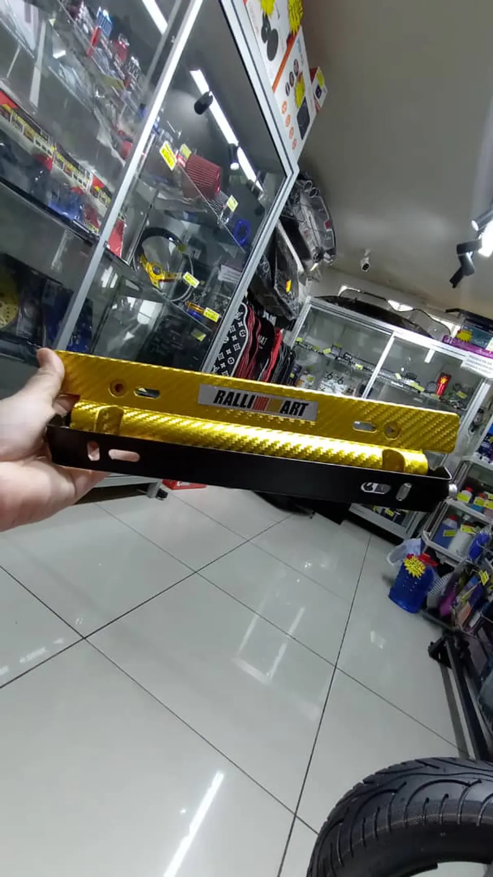 Porta placa patente fibra de carbono - amarillo dorado ralli art 1
