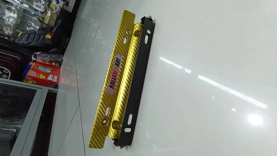 Porta placa patente fibra de carbono - amarillo dorado ralli art 7