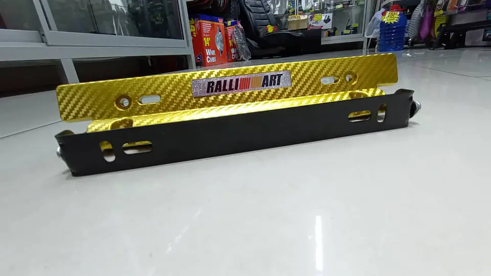 Porta placa patente fibra de carbono - amarillo dorado ralli art 8