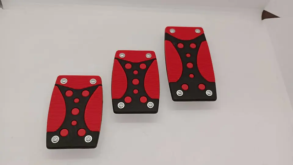 Set cubre pedales de auto, 3pzs aluminio/goma - Negro/Rojo 11