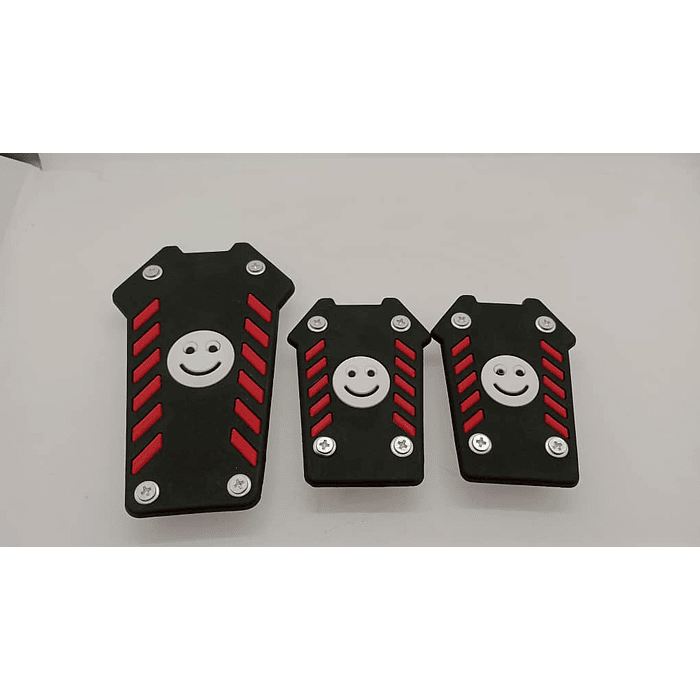 Set cubre pedales de auto diseño carita feliz 3 piezas de aluminio y goma tunning universal para autos manuales colores Negro con rojo 10