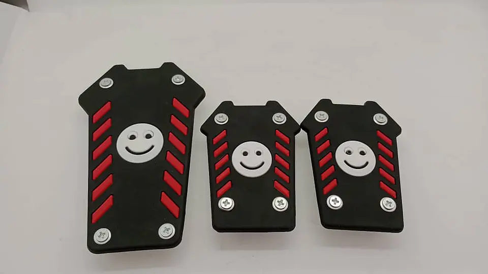 Set cubre pedales carita feliz, 3pzs - Negro/Rojo 10