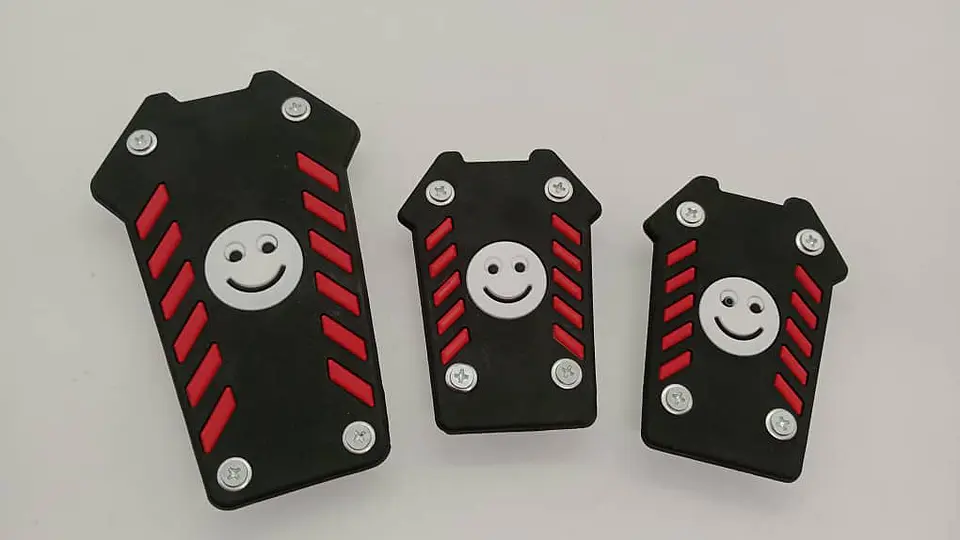 Set cubre pedales carita feliz, 3pzs - Negro/Rojo 11