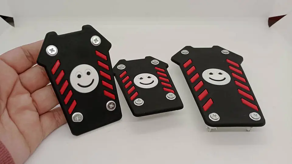 Set cubre pedales carita feliz, 3pzs - Negro/Rojo 12