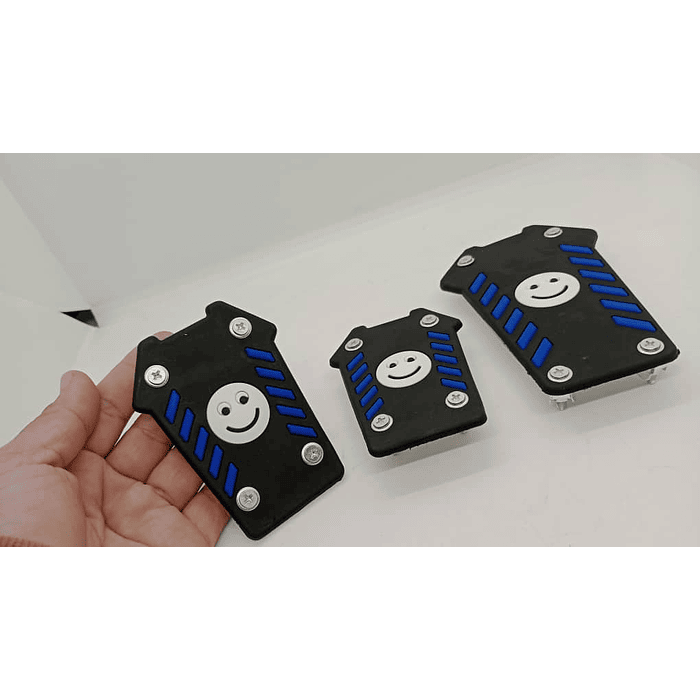 Set cubre pedales de auto diseño carita feliz 3 piezas de aluminio y goma tunning universal para autos manuales colores Negro con azul 16