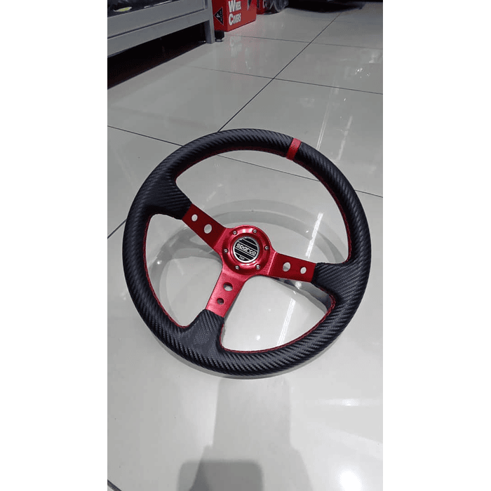 Volante de auto universal Tunning deportivo marca sparco con botón de bocina medida 35cm diámetro externo diseño carbono con agujeros centro rojo línea roja trenzado rojo 3