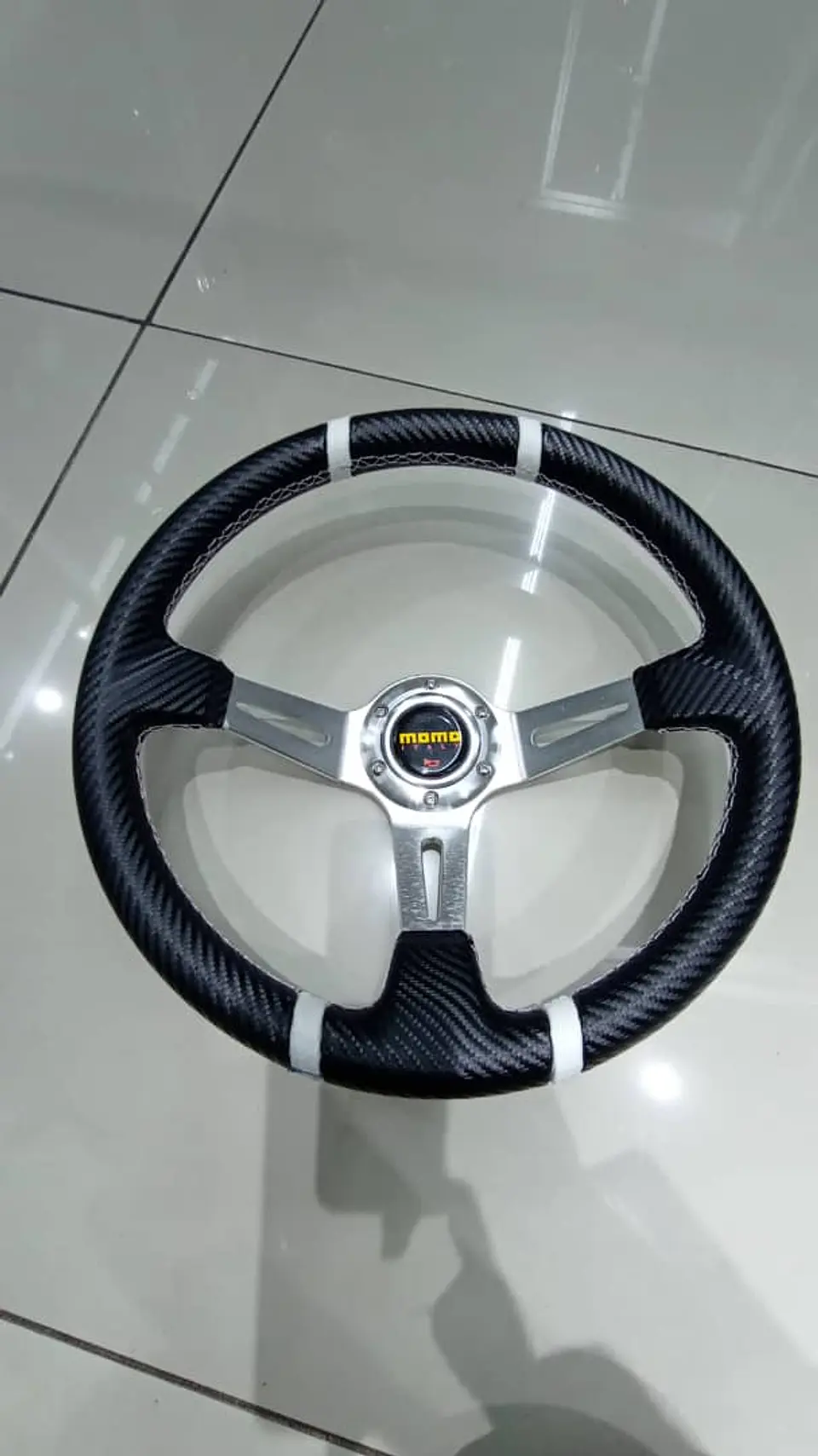 Volante deportivo universal Momo 35cm - Centro Plata, línea Blanca 3