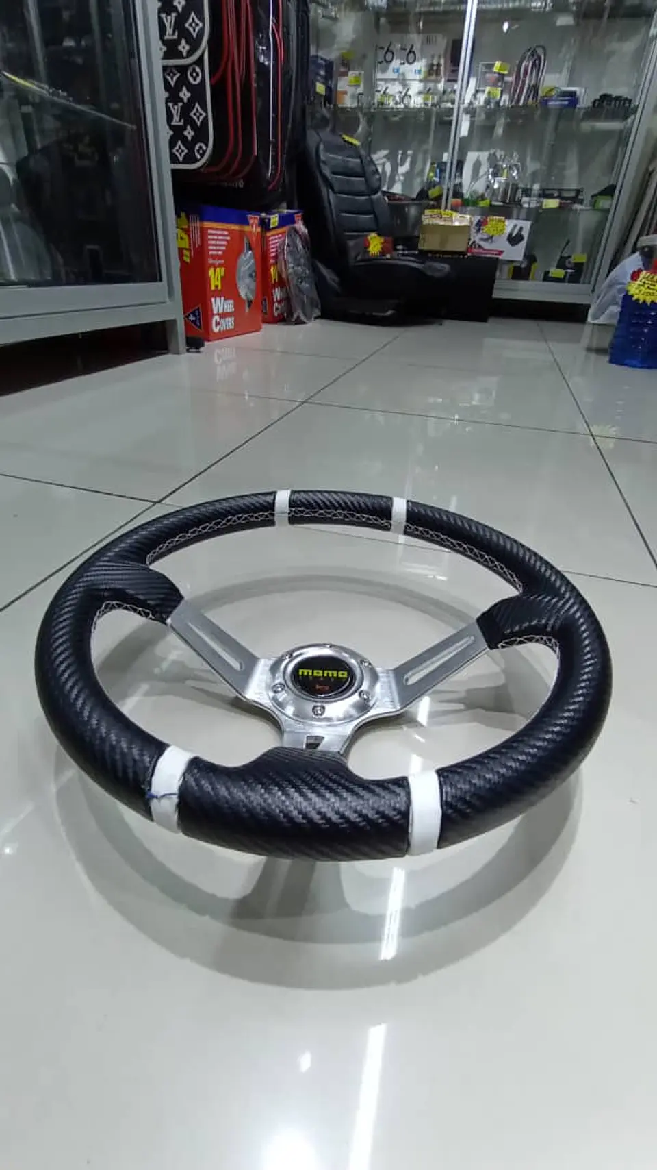 Volante deportivo universal Momo 35cm - Centro Plata, línea Blanca 4