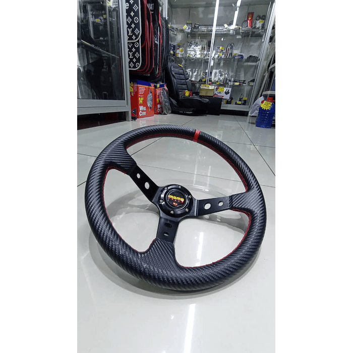 Volante de auto universal Tunning deportivo marca momo con botón de bocina medida 35cm diámetro externo diseño carbono con agujeros centro negro línea roja trenzado rojo  3