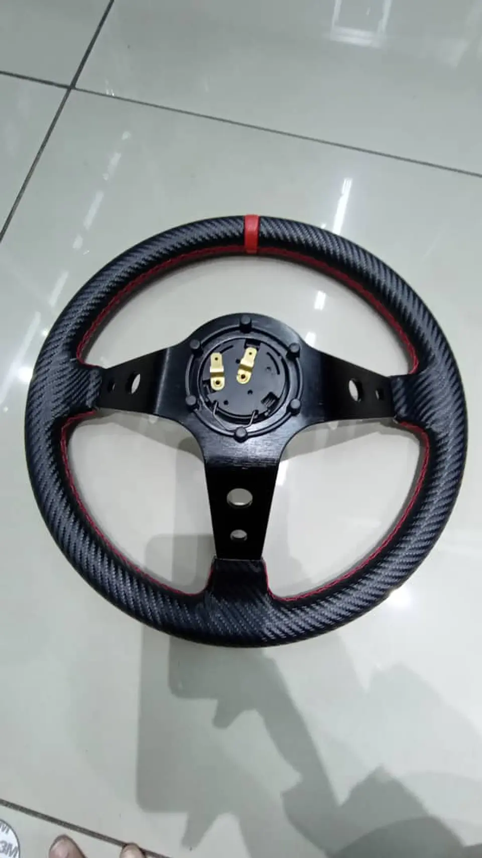 Volante deportivo Momo 35cm (agujeros) - Centro Negro, línea Roja 4