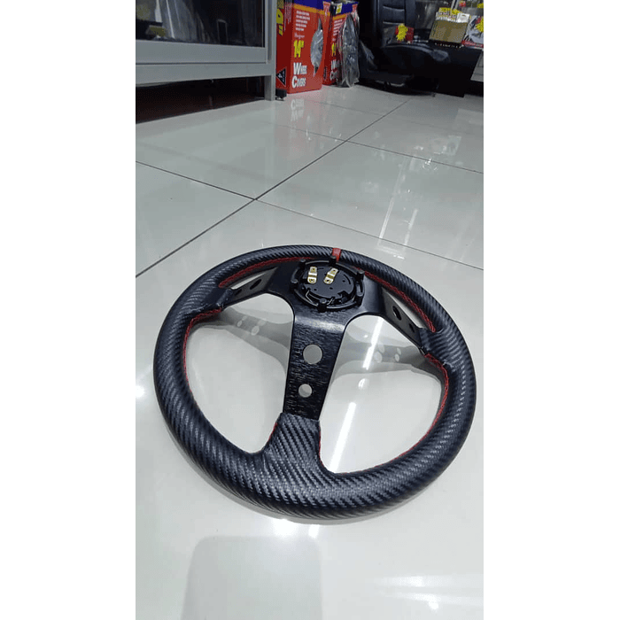 Volante de auto universal Tunning deportivo marca momo con botón de bocina medida 35cm diámetro externo diseño carbono con agujeros centro negro línea roja trenzado rojo  5