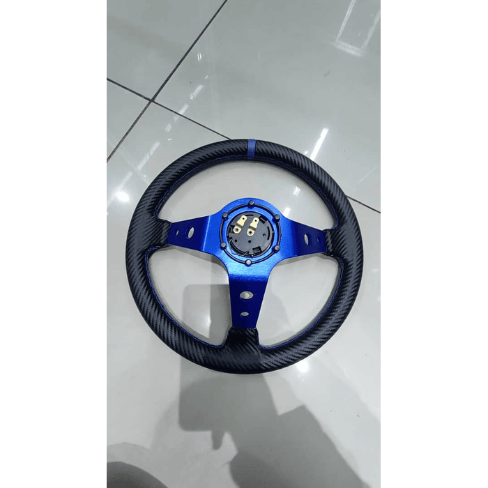 Volante de auto universal Tunning deportivo marca momo con botón de bocina medida 35cm diámetro externo diseño carbono con agujeros centro azul línea azul trenzado azul precio 19990 pesos 6