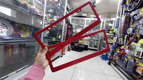 Par porta patentes/marco matrícula aluminio - Rojo