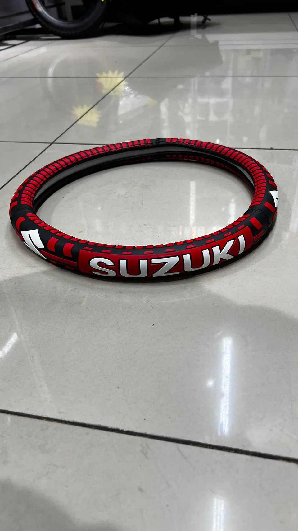Forro cubre volantes de autos de goma 38cm Suzuki 4