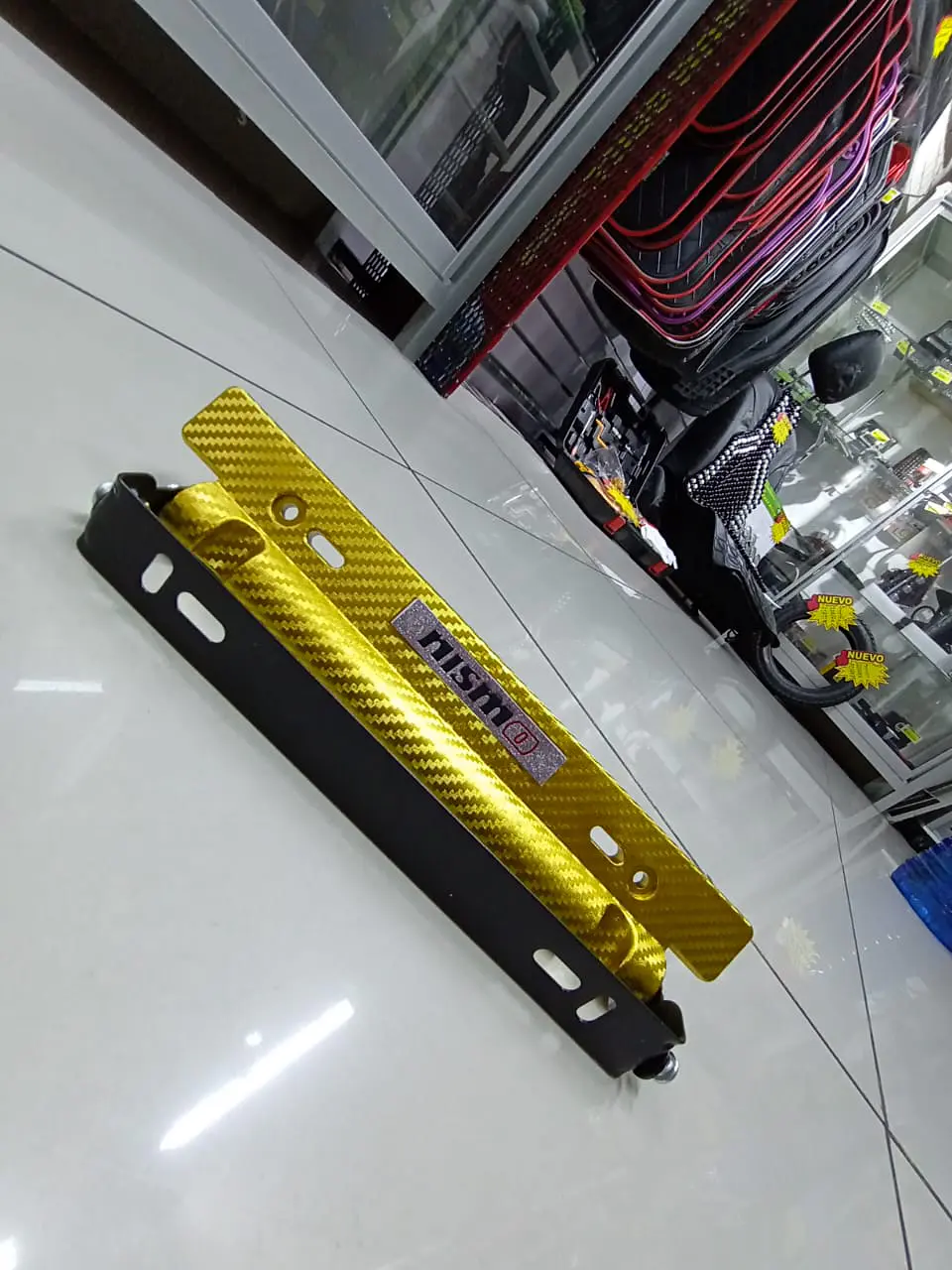 Porta placa patente fibra de carbono - dorado amarillo nismo 2