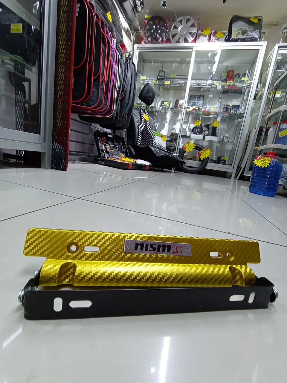 Porta placa patente fibra de carbono - dorado amarillo nismo 3