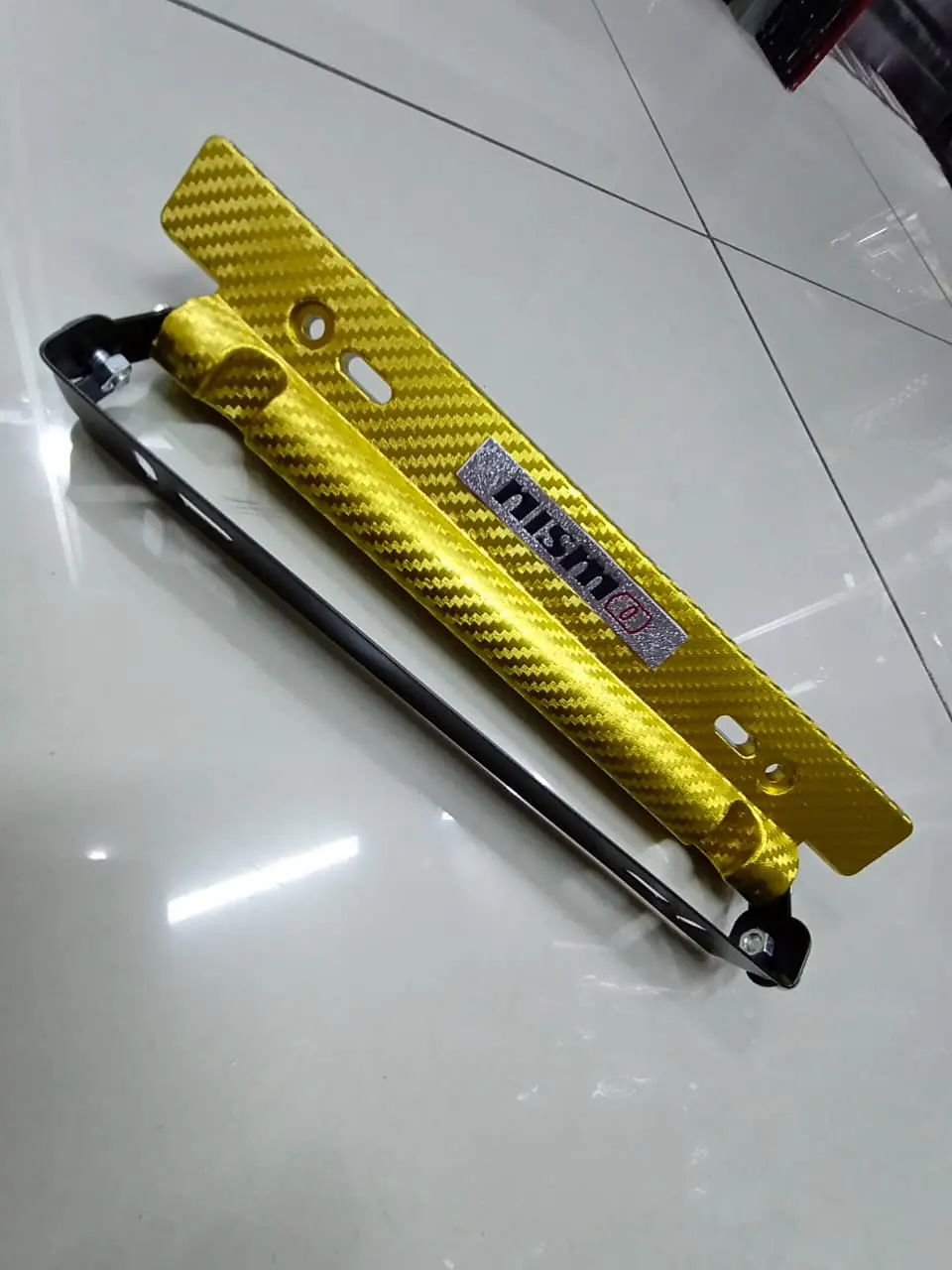 Porta placa patente fibra de carbono - dorado amarillo nismo 4