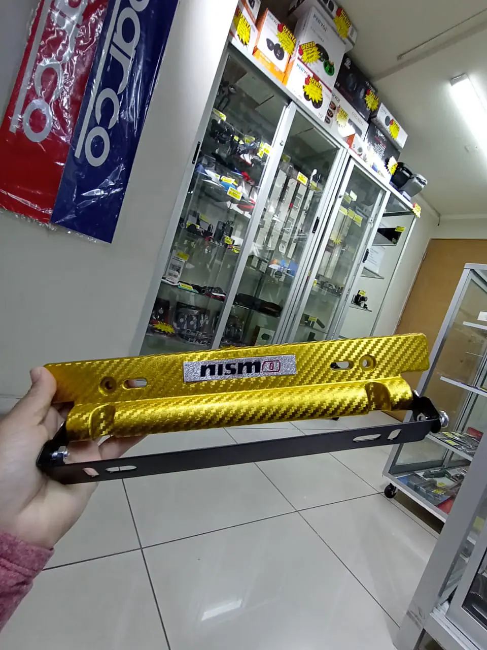 Porta placa patente fibra de carbono - dorado amarillo nismo 5