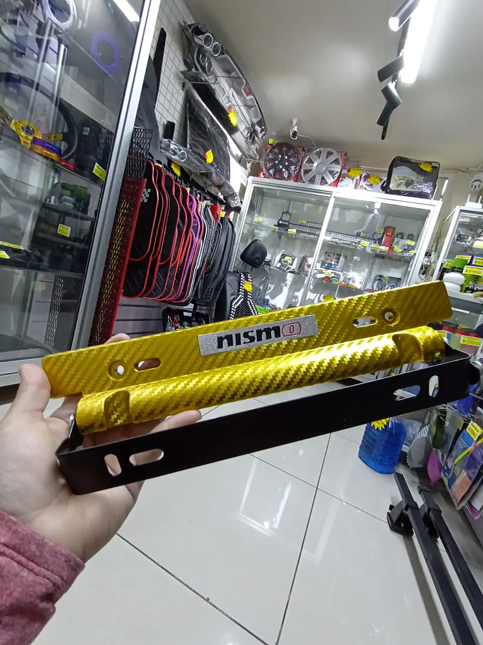 Porta placa patente fibra de carbono - dorado amarillo nismo 6