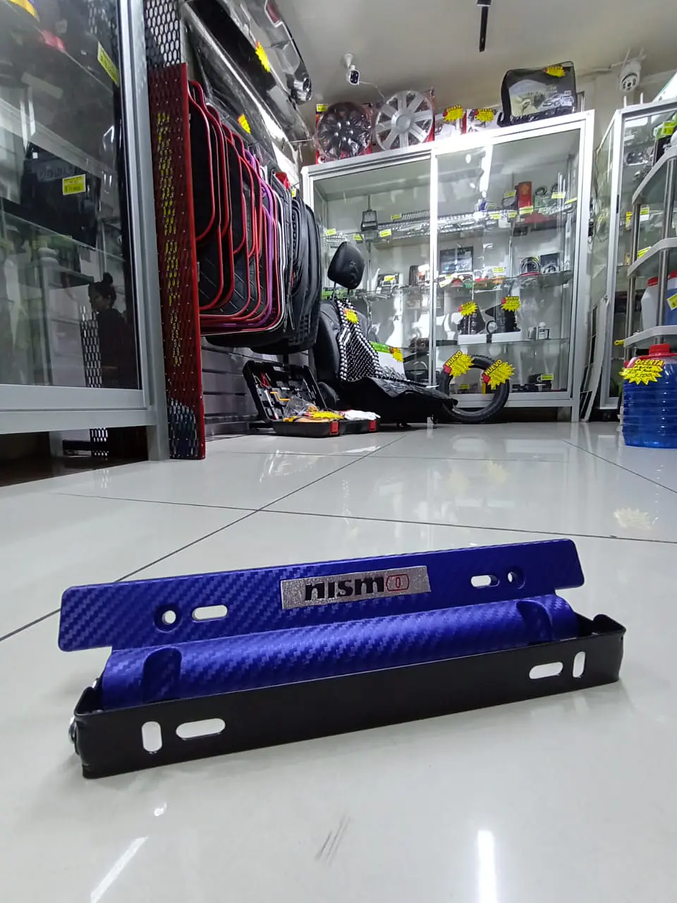 Porta placa patente fibra de carbono - rojo nismo 1