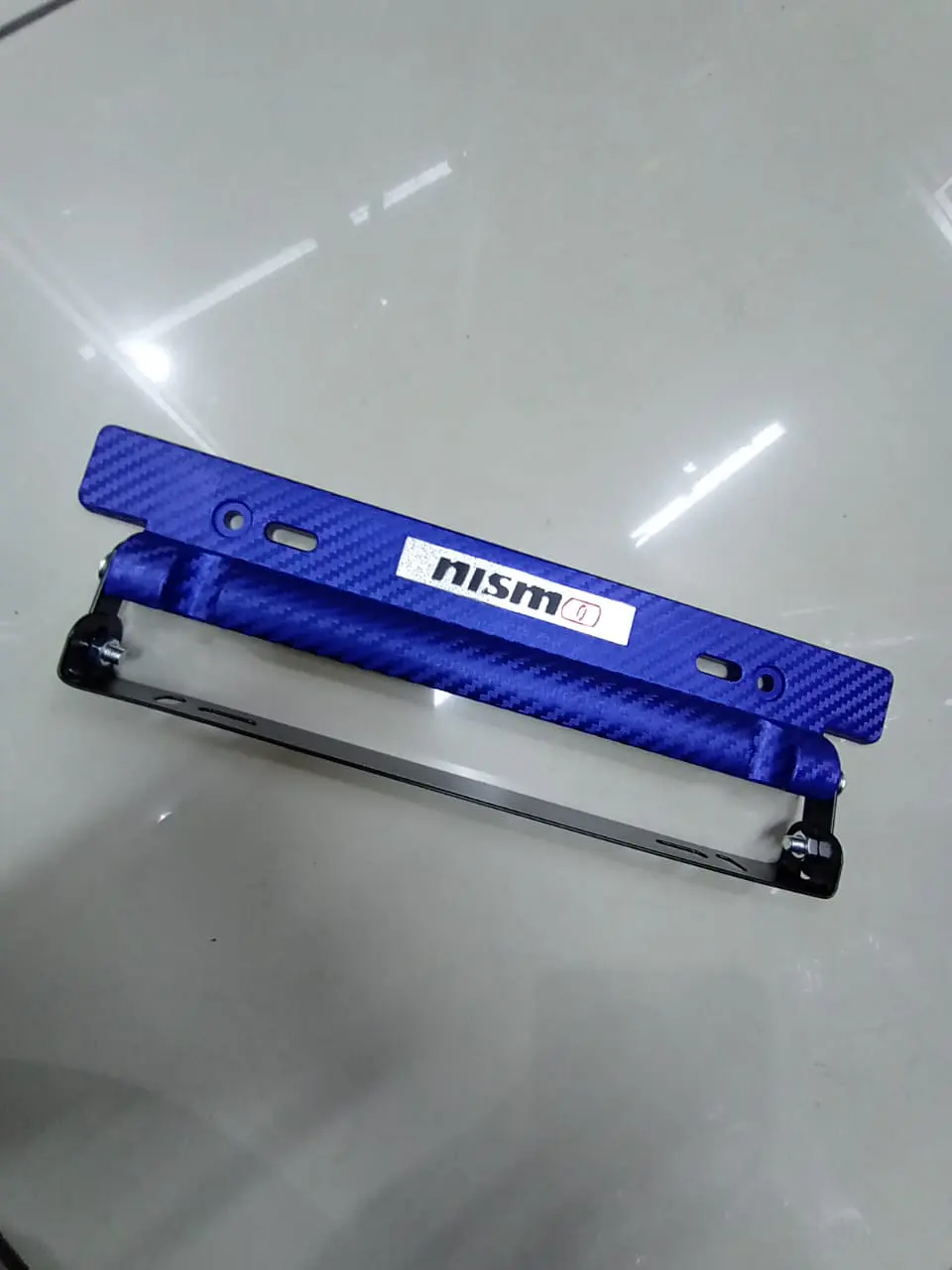 Porta placa patente fibra de carbono - rojo nismo 3